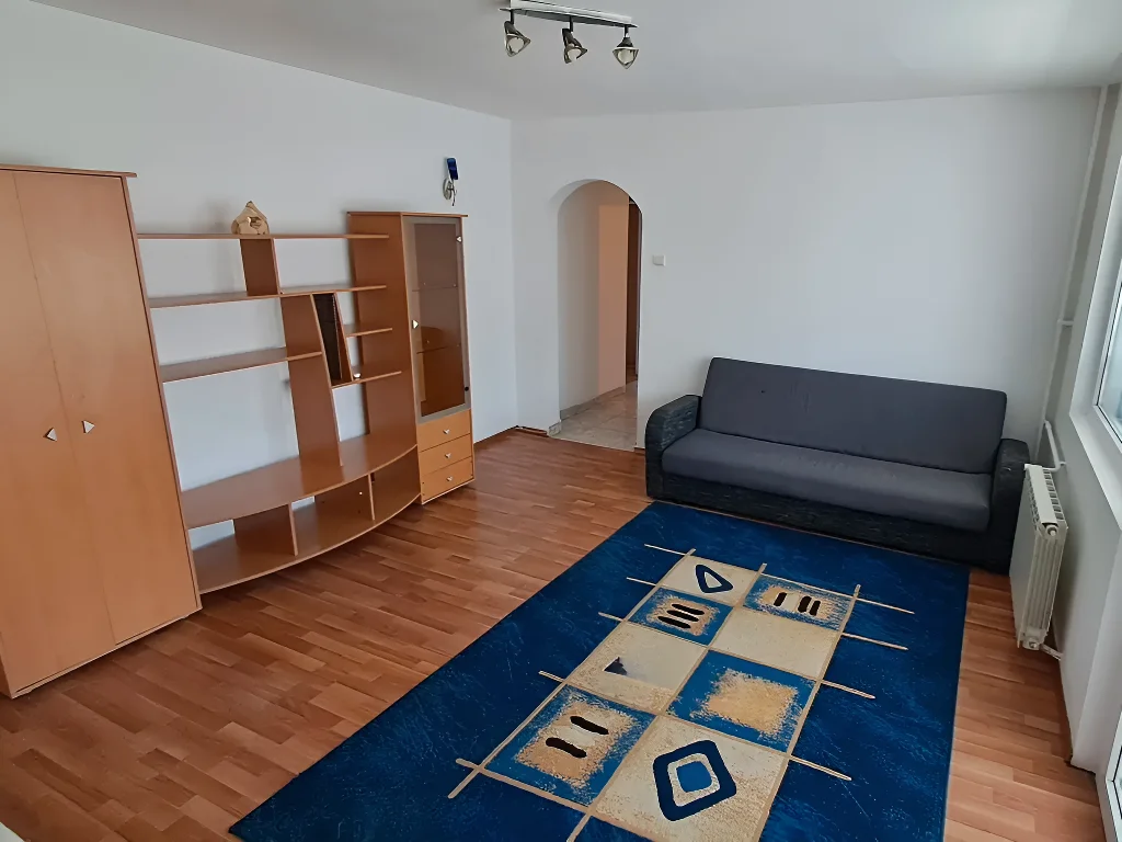 living cu canapea și covor apartament inchiriere Sector 6, București